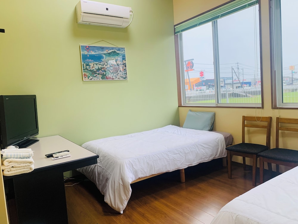 エコノミー ツインルーム 禁煙 共用バスルーム 客室1 | villageBFH - ホステル