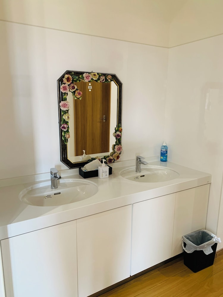 エコノミー 4 人部屋 禁煙 共用バスルーム バスルーム5 | villageBFH - ホステル