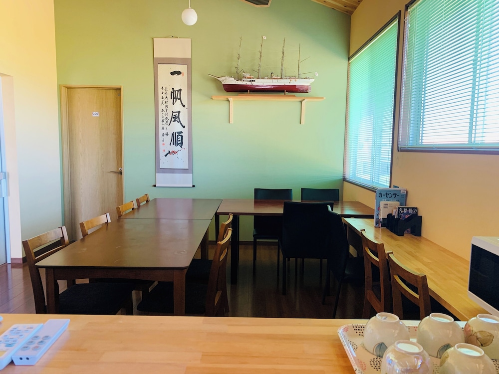 エコノミー 4 人部屋 禁煙 共用バスルーム リビング エリア0 | villageBFH - ホステル