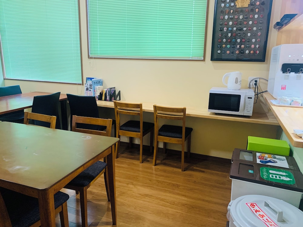 エコノミー 4 人部屋 禁煙 共用バスルーム リビング エリア1 | villageBFH - ホステル