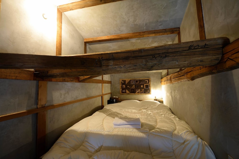 ダブルルーム (2階、注意:急なはしご式階段) 客室1 | 囲炉裏ゲストハウス 天幕 -Tenmaku-