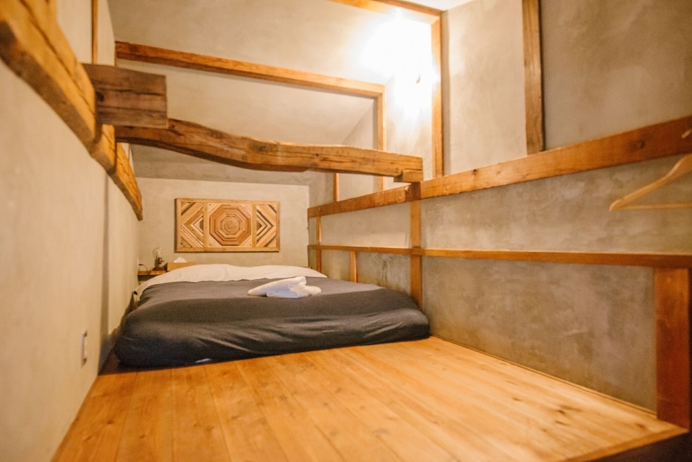 ダブルルーム (2階、注意:急なはしご式階段) 客室3 | 囲炉裏ゲストハウス 天幕 -Tenmaku-