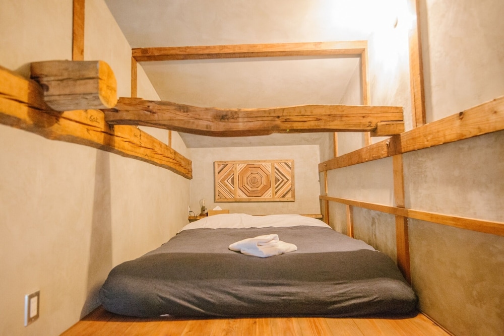 ダブルルーム (2階、注意:急なはしご式階段) | 囲炉裏ゲストハウス 天幕 -Tenmaku-