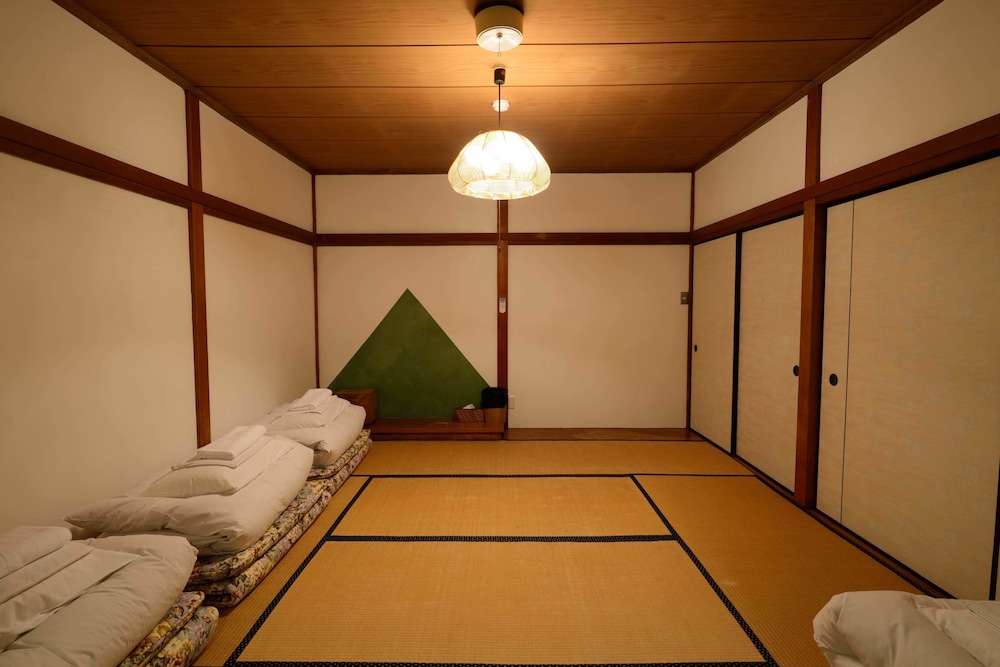 ファミリー ルーム 客室3 | 囲炉裏ゲストハウス 天幕 -Tenmaku-