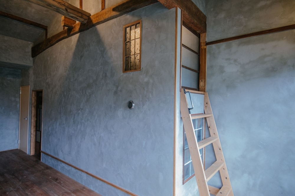 ダブルルーム (2階、注意:急なはしご式階段) 客室4 | 囲炉裏ゲストハウス 天幕 -Tenmaku-