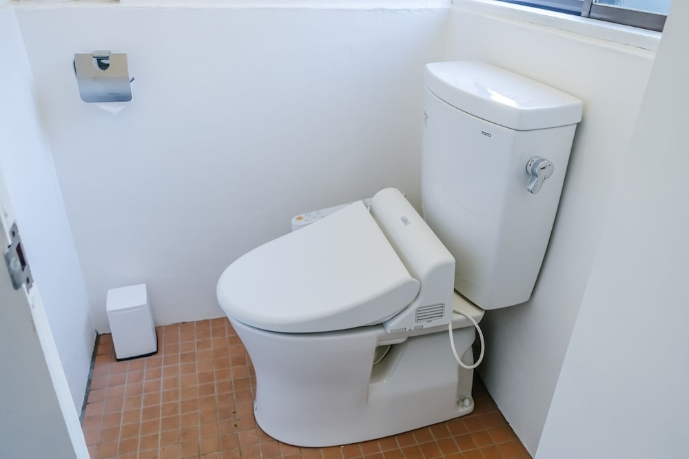 ダブルルーム (2階、注意:急なはしご式階段) 共用バスルーム4 | 囲炉裏ゲストハウス 天幕 -Tenmaku-