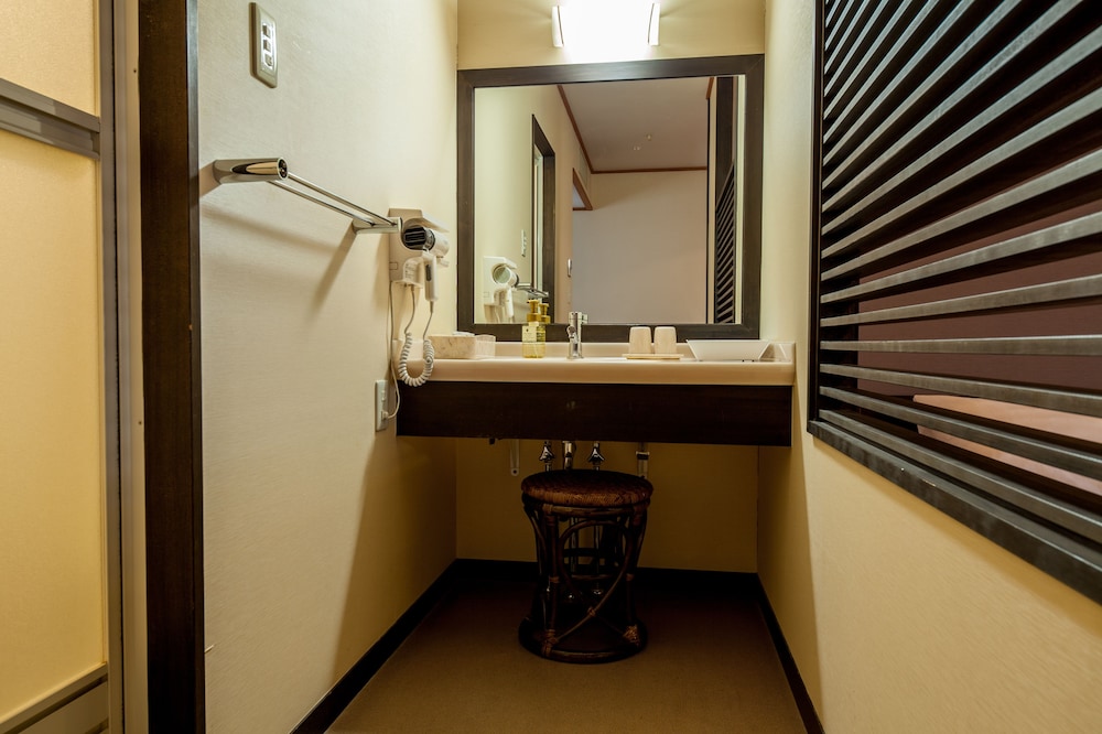 露天風呂付き和洋室 喫煙可 バスルームのシンク0 | 季がさね