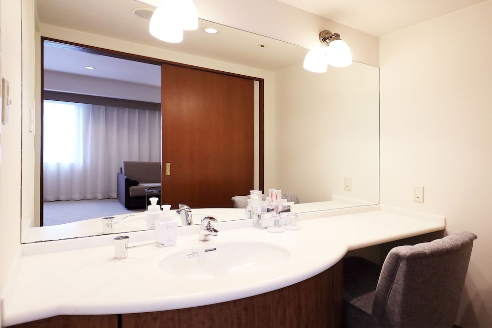 デラックス ツインルーム 禁煙 (36.7㎡) バスルームのシンク0 | ザ ロイヤルパークホテル 広島リバーサイド