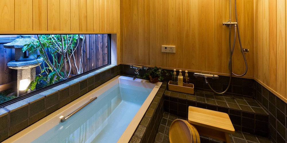 Hokomachi 京町家貸切 露天風呂&庭付 禁煙(1-6名) バスルーム1 | 京いすけ