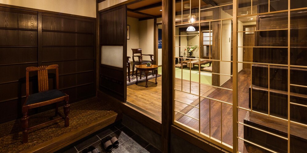 Hokomachi 京町家貸切 露天風呂&庭付 禁煙(1-6名) リビング エリア1 | 京いすけ