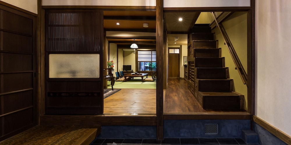 Hokomachi 京町家貸切 露天風呂&庭付 禁煙(1-6名) リビング エリア4 | 京いすけ