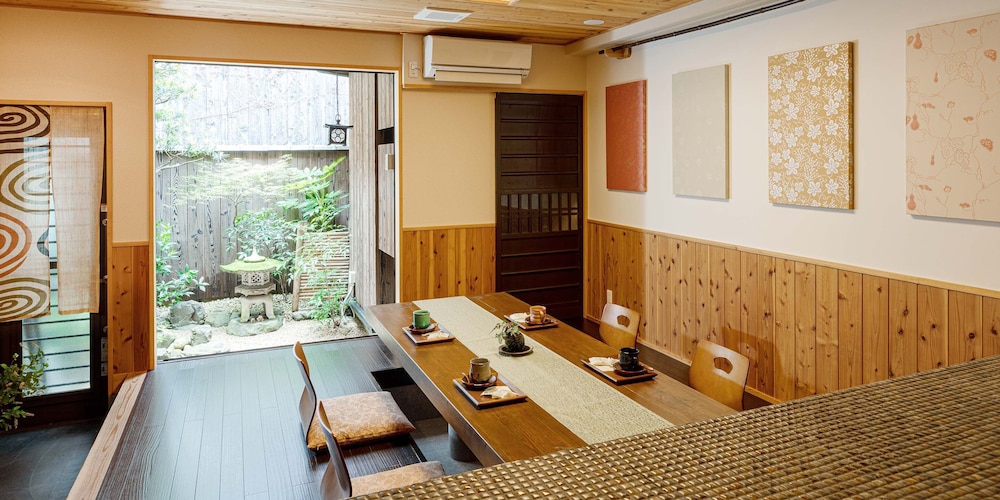 百足屋町 京町家貸切 庭付 禁煙 リビング エリア1 | 京いすけ