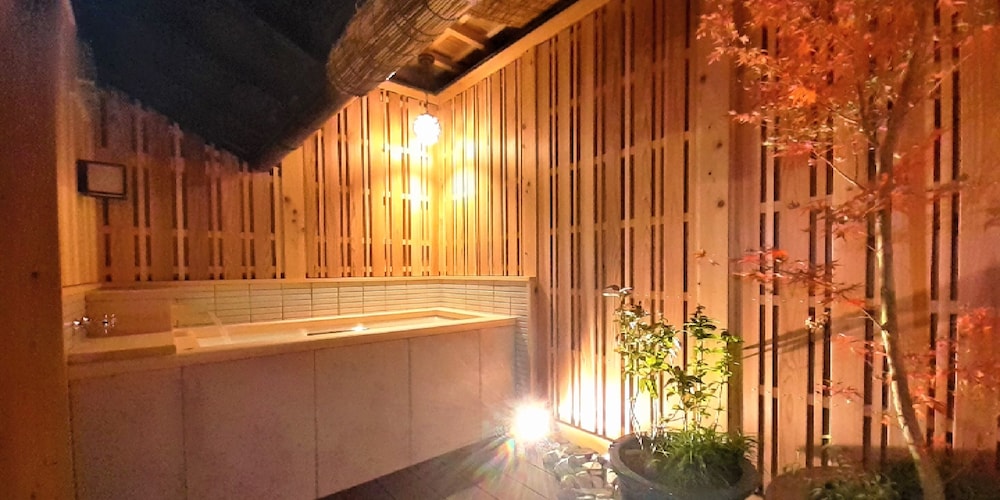 Hokomachi 京町家貸切 露天風呂&庭付 禁煙(1-6名) バスルーム3 | 京いすけ