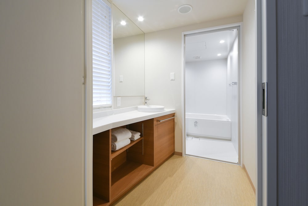 トリプルルーム 4名利用 禁煙 (4名目はソファベッドになります) バスルーム1 | JRイン千歳