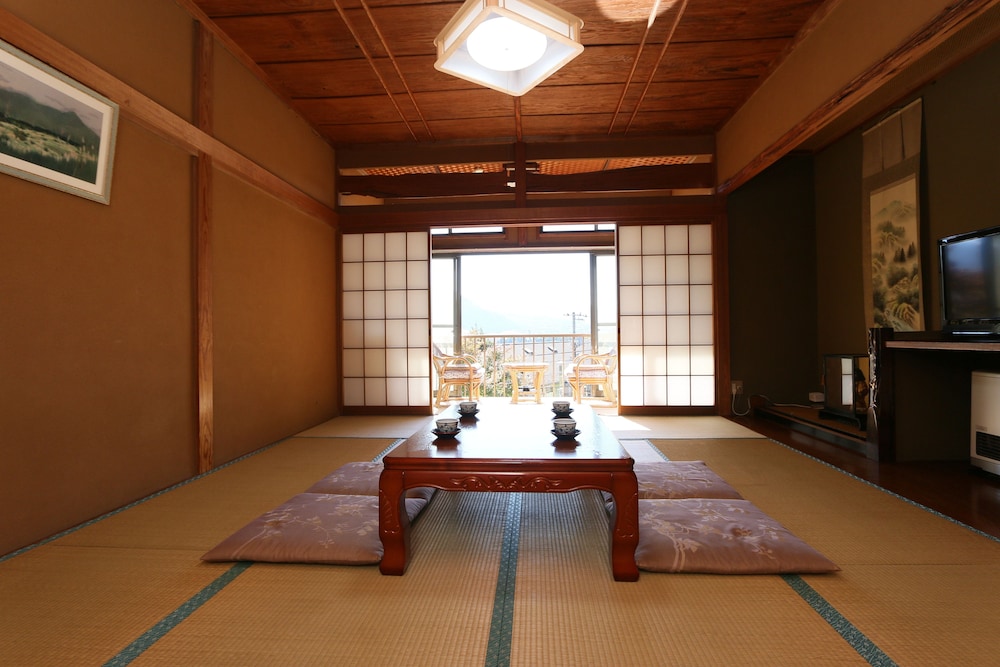 和室 4人部屋 共用バスルーム 客室2 | 箱根仙石原温泉 あじわいの心金時山荘