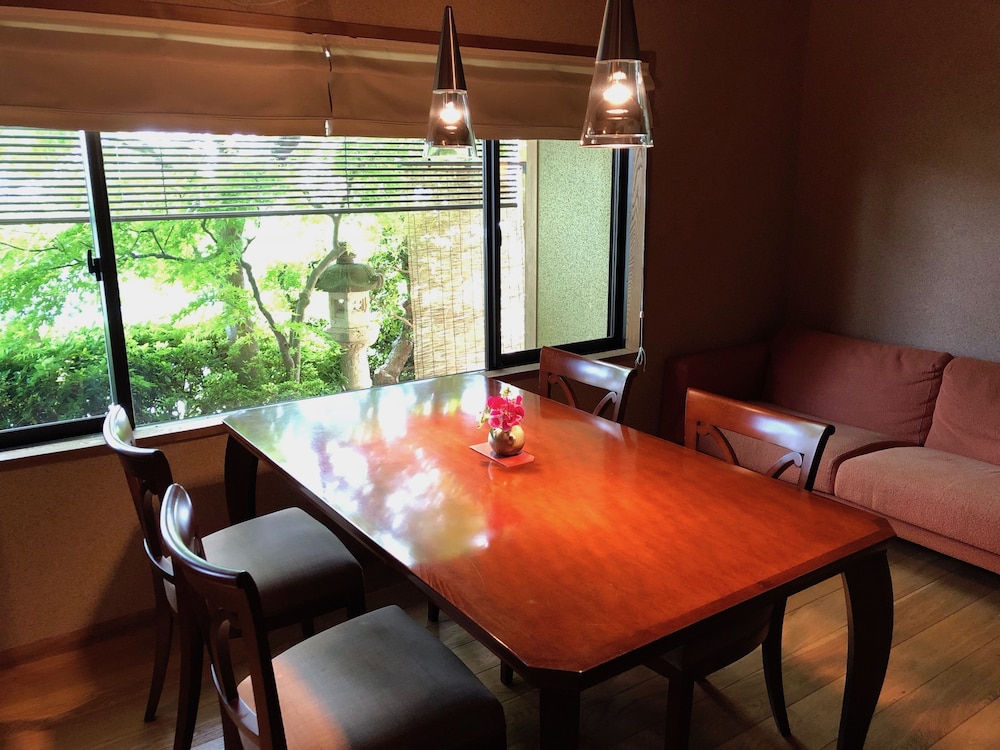 半露天風呂付和洋室スイート 桃 リビングルーム0 | 大和屋別荘