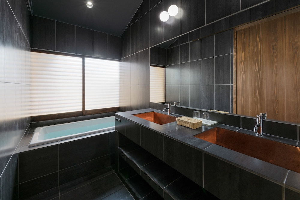 デラックス ダブルルーム キングベッド 1 台 バスルーム0 | Nazuna 京都 御所