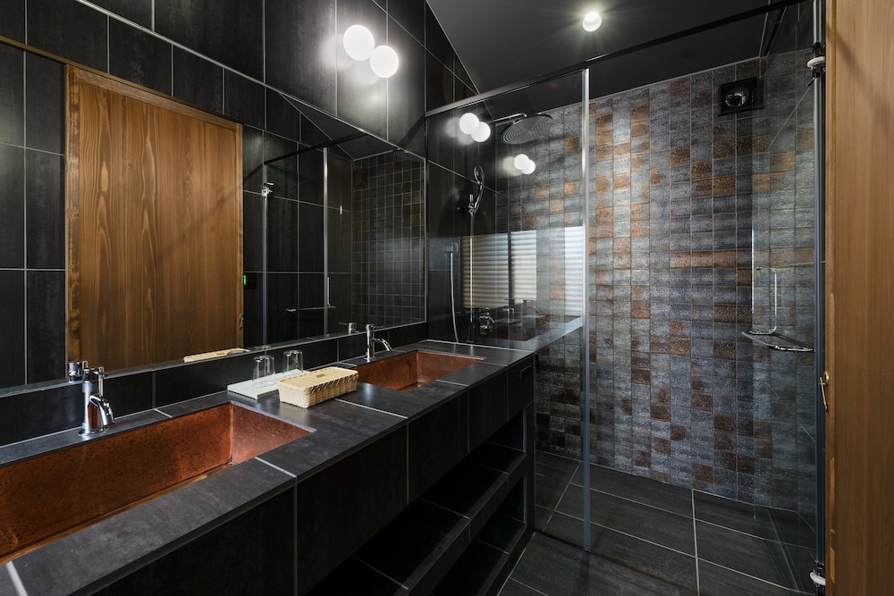 デラックス ダブルルーム キングベッド 1 台 バスルーム1 | Nazuna 京都 御所