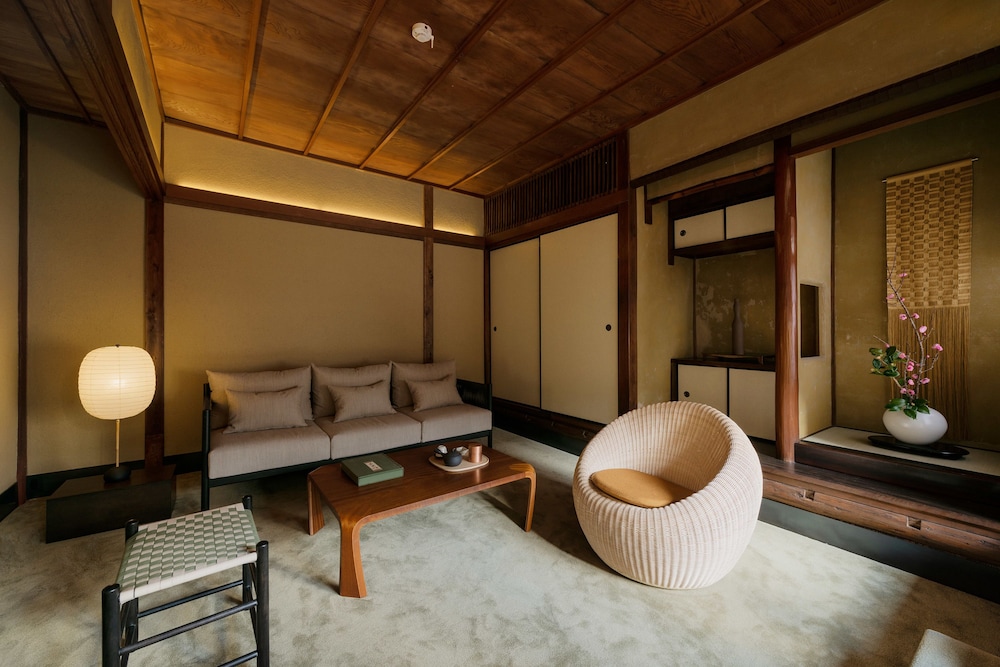 露天風呂付きラグジャリールーム リビング エリア0 | Nazuna 京都 御所