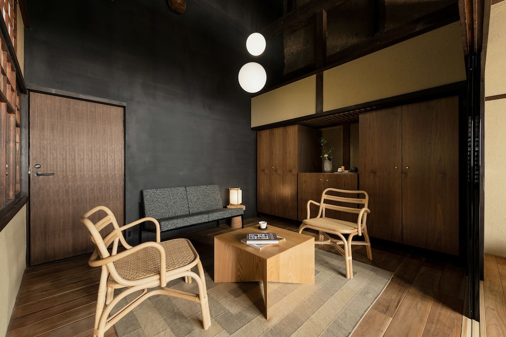 デラックス ツインルーム リビング エリア0 | Nazuna 京都 御所