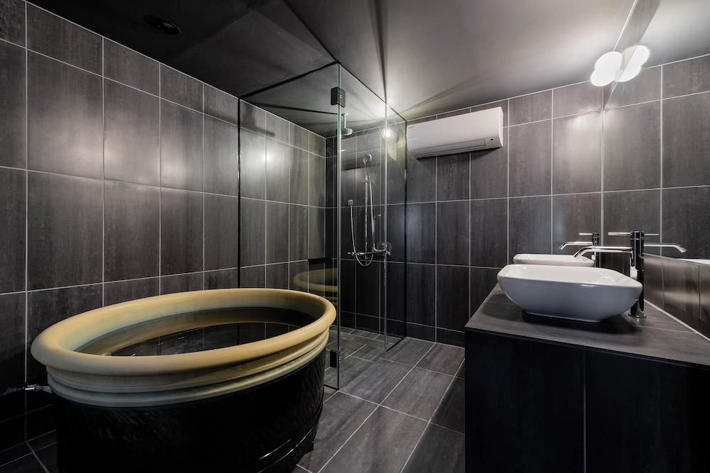 デラックス ルーム キングベッド 1 台 バスルーム0 | Nazuna 京都 御所