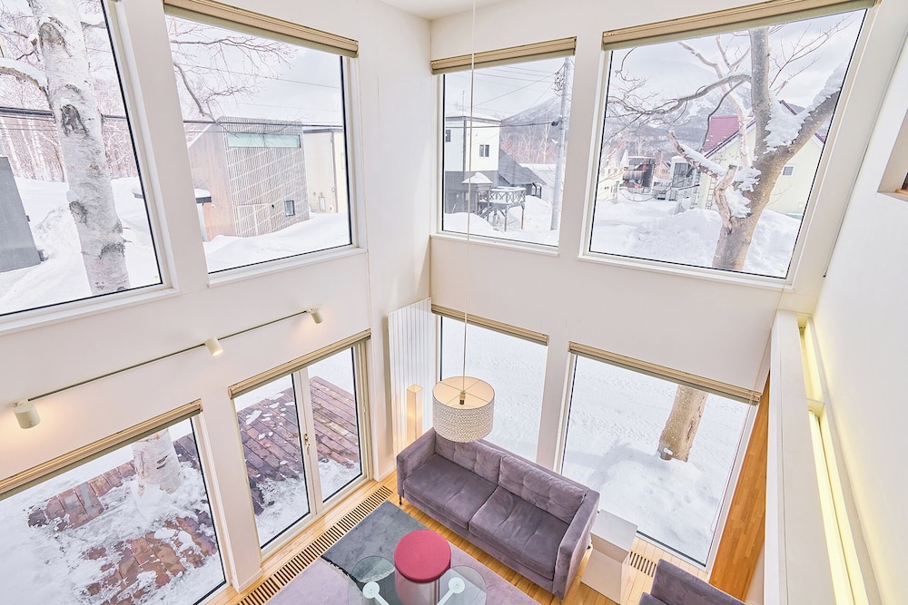 Hirafu House 2 Bedrooms リビング エリア2 | ニセコ セントラル ハウス アンド アパートメント