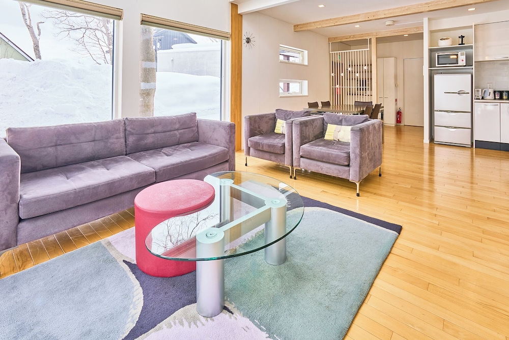 Hirafu House 2 Bedrooms リビング エリア1 | ニセコ セントラル ハウス アンド アパートメント