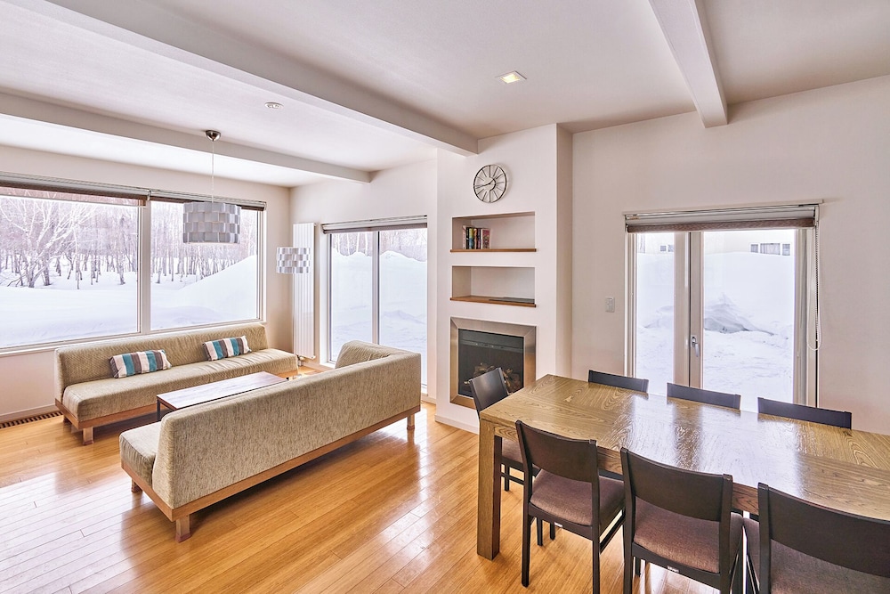 Mori House 3 Bedrooms リビング エリア2 | ニセコ セントラル ハウス アンド アパートメント