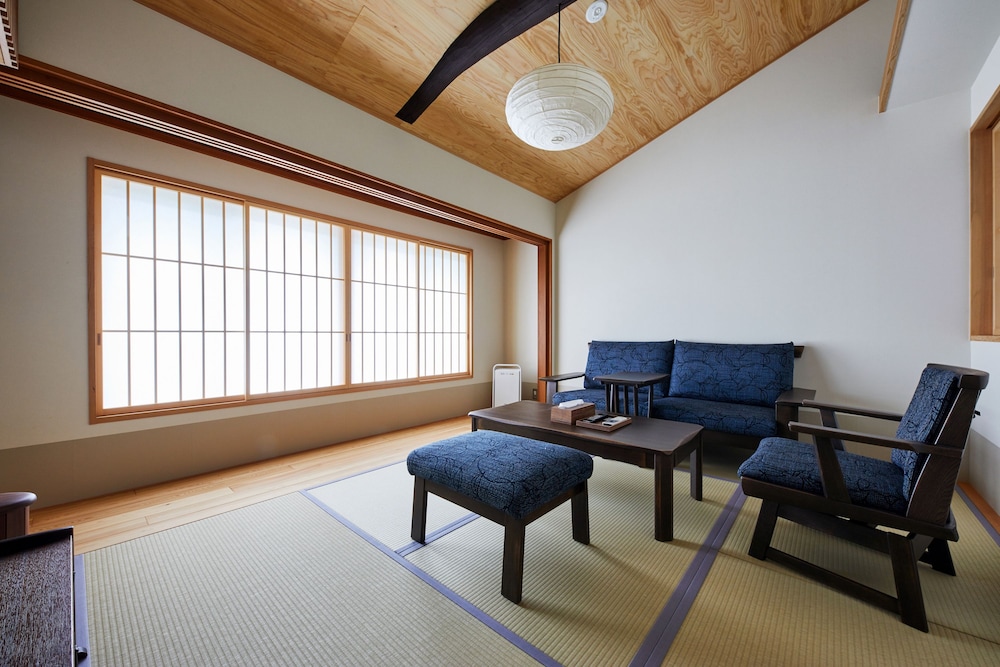 太鼓橋 デラックススイート 白川ビュー リビングルーム2 | ぎをん白川の宿