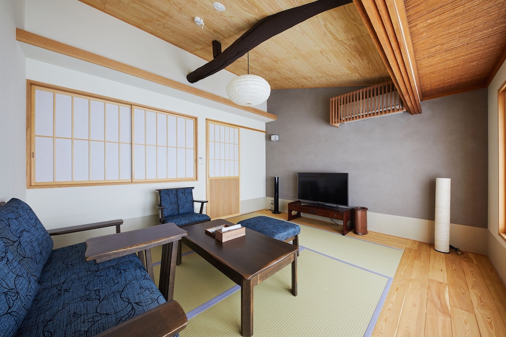 太鼓橋 デラックススイート 白川ビュー リビングルーム1 | ぎをん白川の宿
