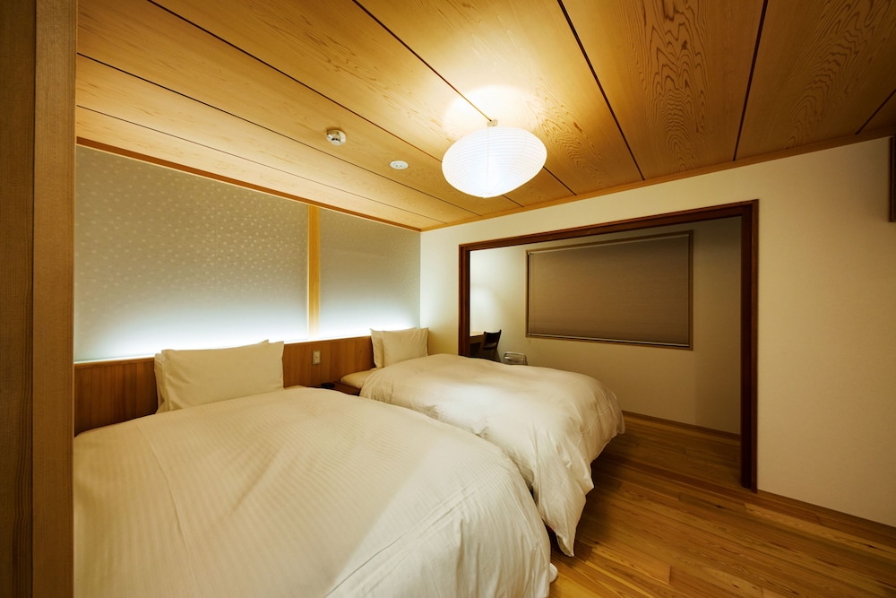 太鼓橋 デラックススイート 白川ビュー 客室1 | ぎをん白川の宿