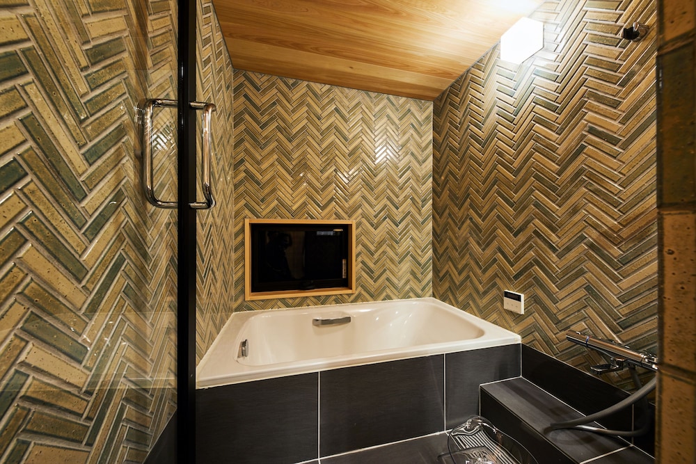 一本橋 デラックススイート 白川ビュー バスルーム0 | ぎをん白川の宿