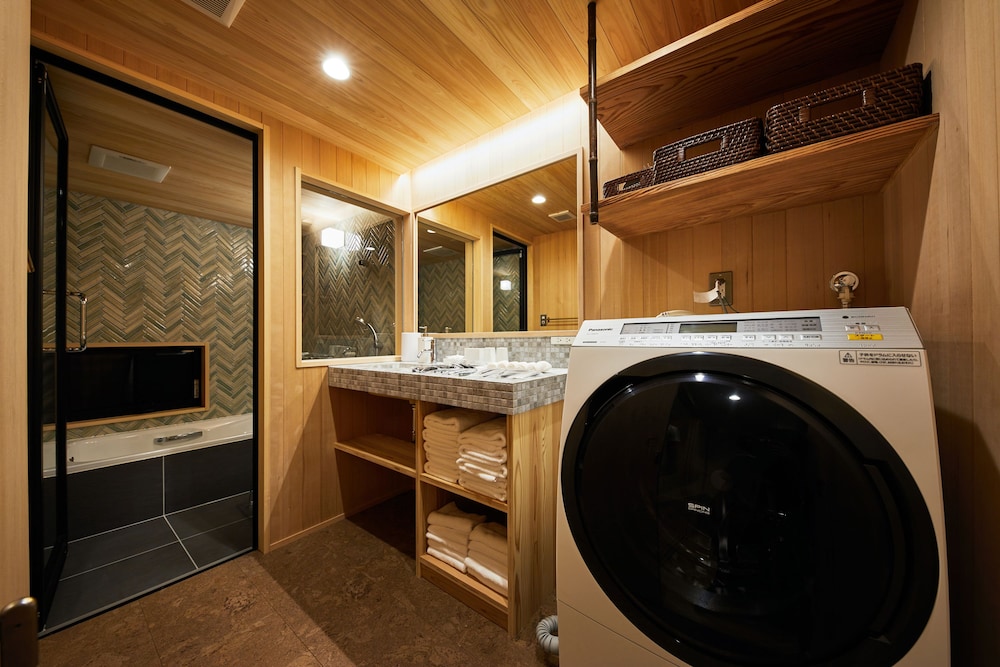 一本橋 デラックススイート 白川ビュー バスルームのシンク0 | ぎをん白川の宿