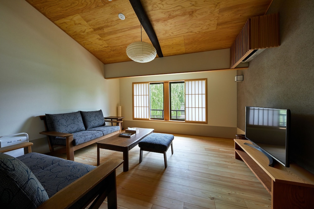一本橋 デラックススイート 白川ビュー リビングルーム0 | ぎをん白川の宿