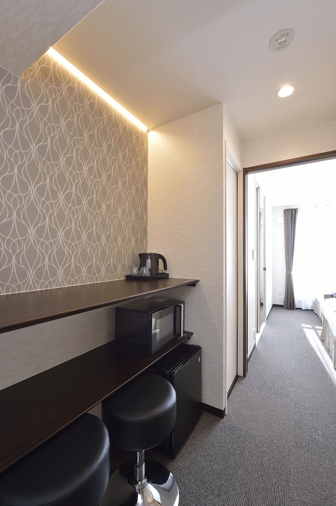 スタンダード ツインルーム ダブルベッド 2 台 客室1 | 優遊 Inn 京都伏見