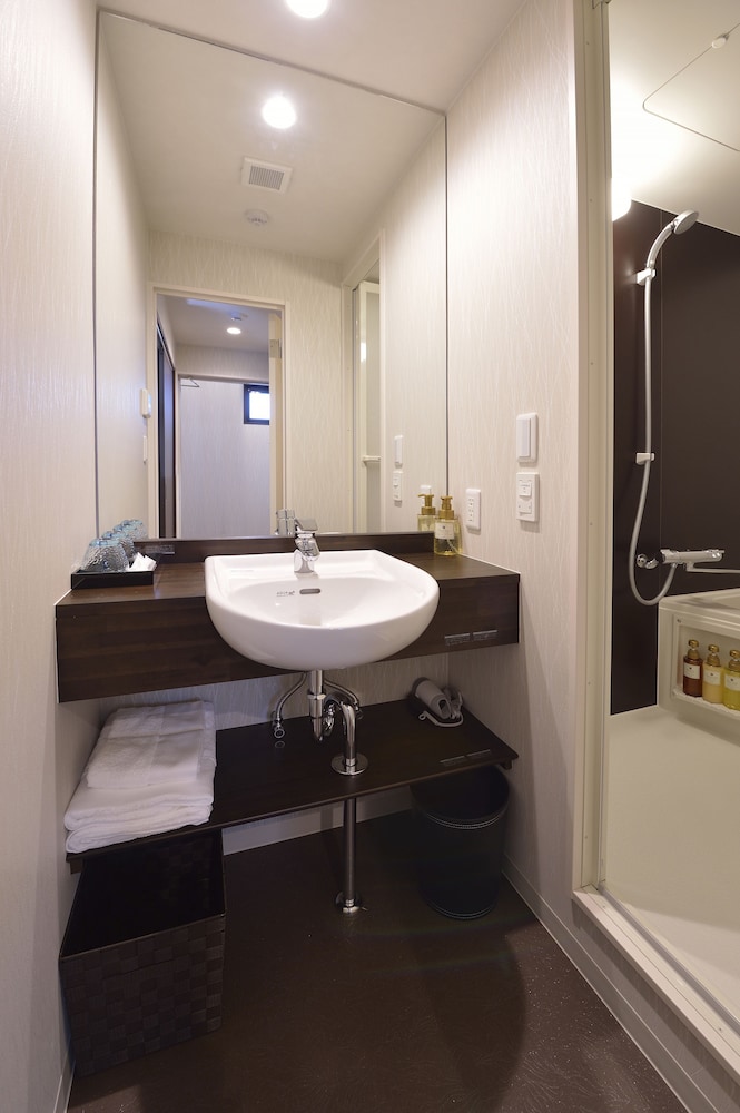 エコノミー ダブルルーム バスルームのシャワー1 | 優遊 Inn 京都伏見