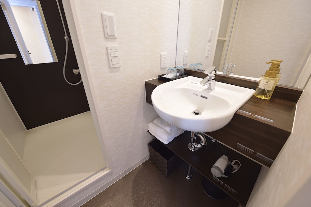 エコノミー ダブルルーム バスルームのシンク0 | 優遊 Inn 京都伏見
