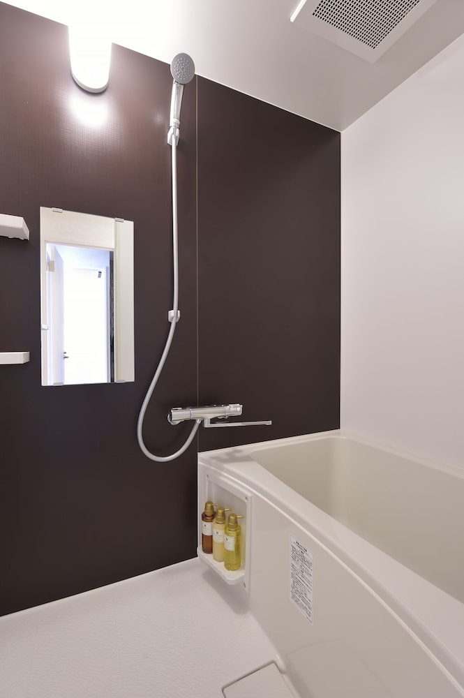 エコノミー ダブルルーム バスルームのシャワー0 | 優遊 Inn 京都伏見