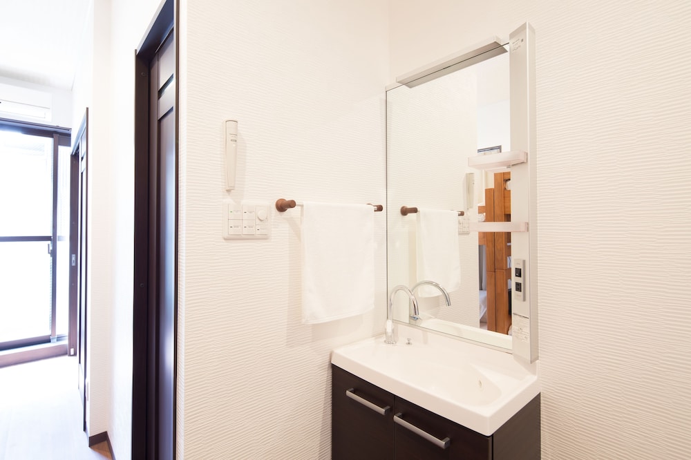 プライベート 個室4人部屋 シャワーブース付き 禁煙 客室1 | 旅寛 HOSTEL 祇園