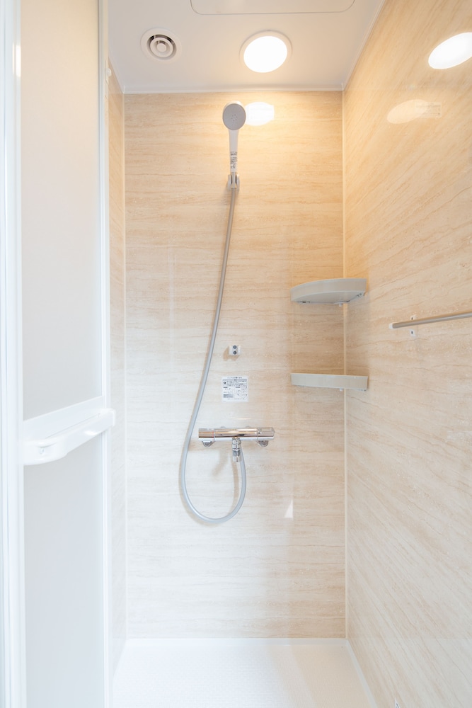 プライベート 個室4人部屋 シャワーブース付き 禁煙 バスルームのシャワー0 | 旅寛 HOSTEL 祇園