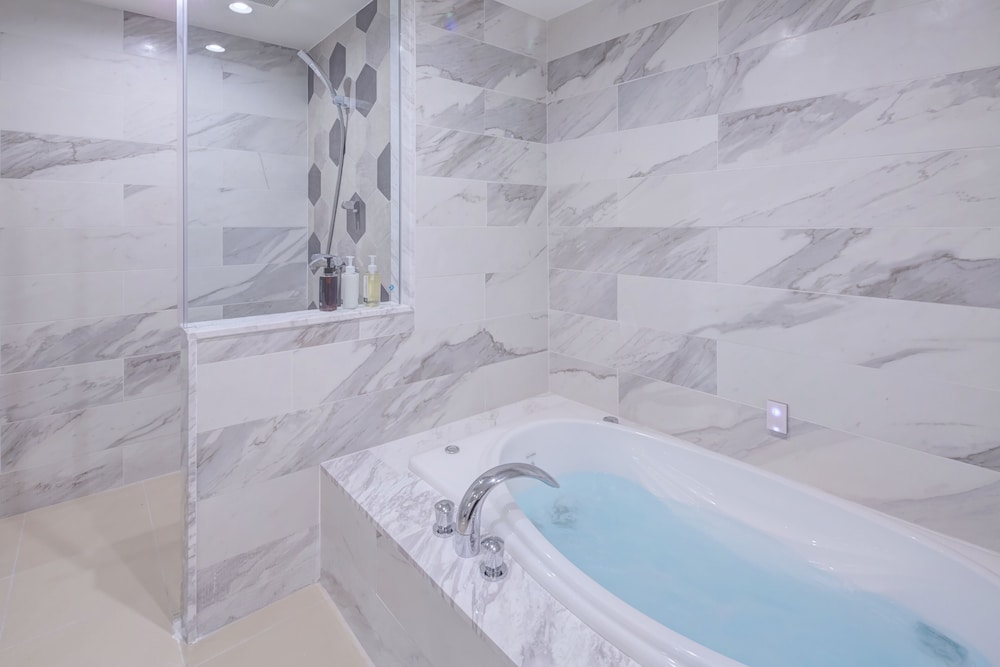 インフィニティスイート 2名利用 バスルーム0 | アラマハイナ コンドホテル