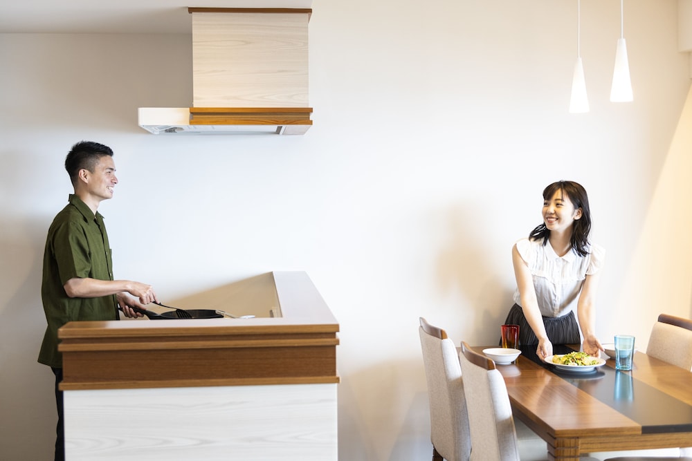 スーペリアツイン 2名利用 客室内のダイニングエリア1 | アラマハイナ コンドホテル