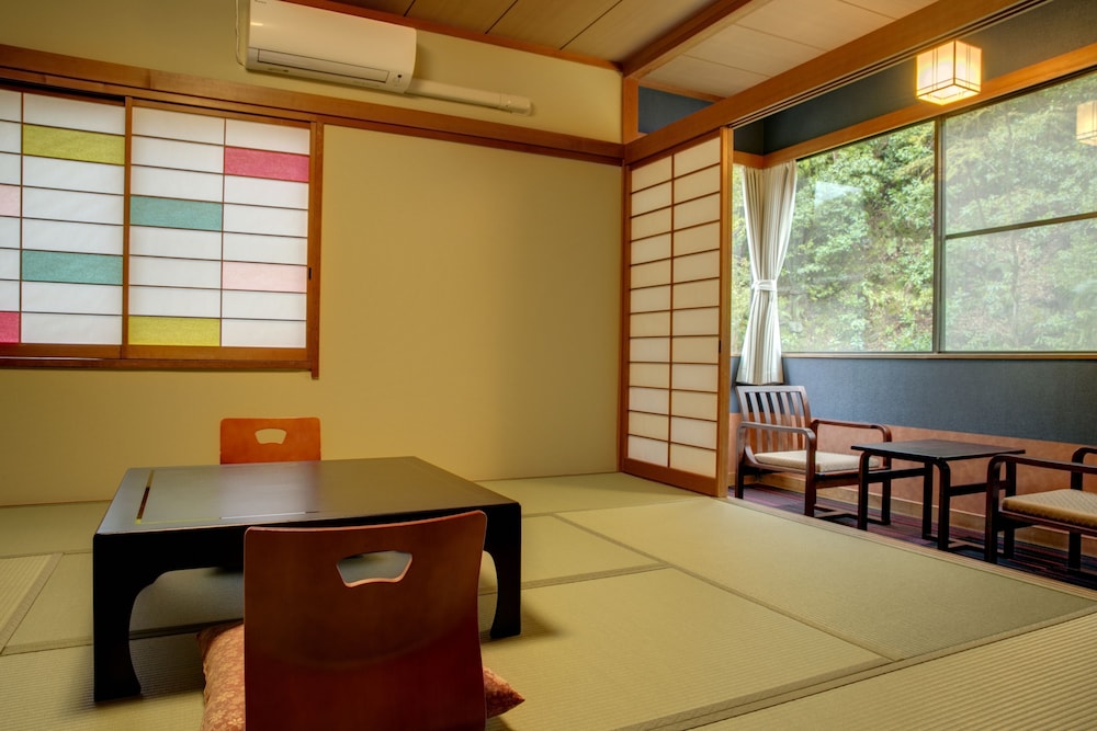 和室 10畳 禁煙 | 湯もと小町館