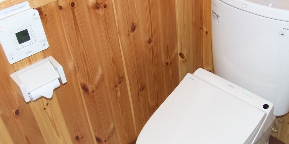 洋室A (3人部屋) バストイレ共同 禁煙 バスルーム1 | 山中湖 ペンション ぱうぜ