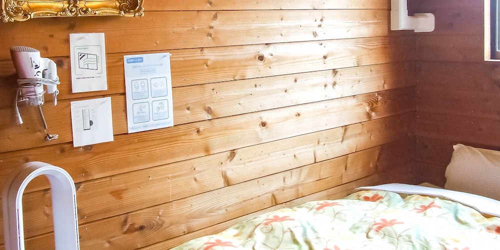 洋室A (3人部屋) バストイレ共同 禁煙 客室3 | 山中湖 ペンション ぱうぜ