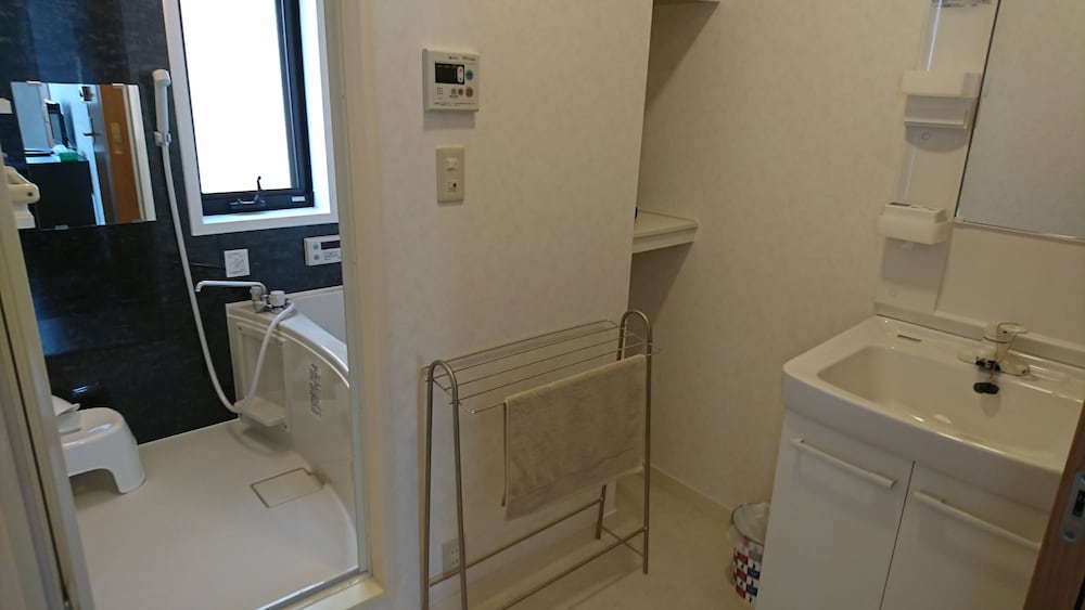 デラックス ツインルーム バスルーム1 | ゲストハウス 古都音 京都