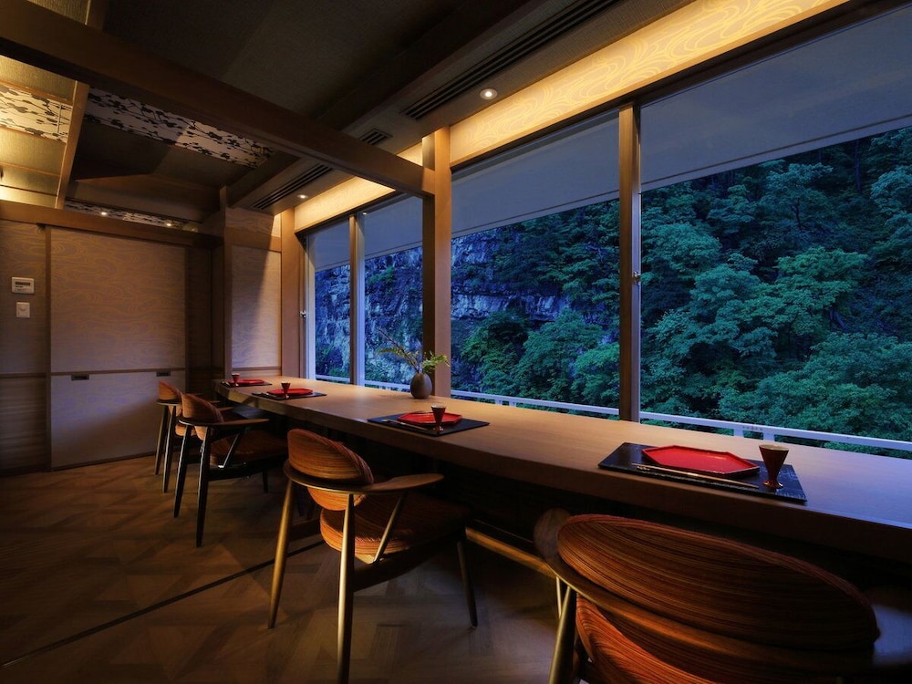 [紫雲閣] 渓谷沿いのお部屋 禁煙 [和室12畳]夕食燈花 旅館のお食事処0 | 吉川屋
