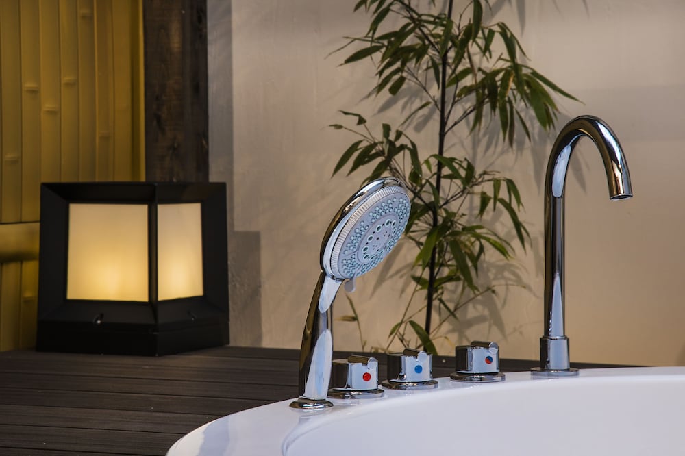 プレミアム ルーム スパ浴槽 (Shiki Suites | Kyoto Umekoji) 専用スパ浴槽0 | シキスイート 京都梅小路