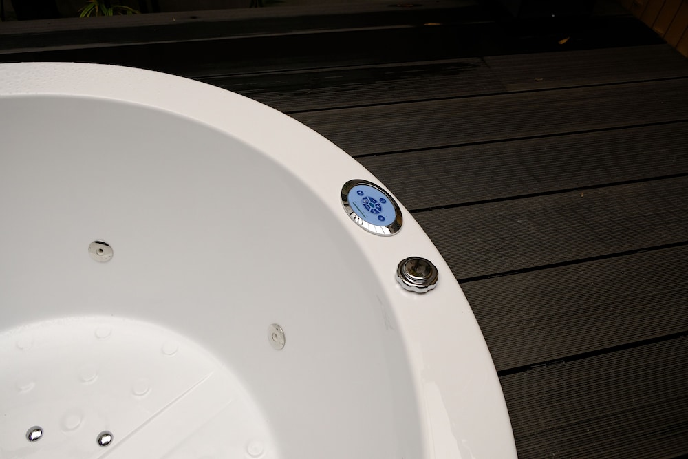 プレミアム ルーム スパ浴槽 (Shiki Suites | Kyoto Umekoji) 専用スパ浴槽1 | シキスイート 京都梅小路