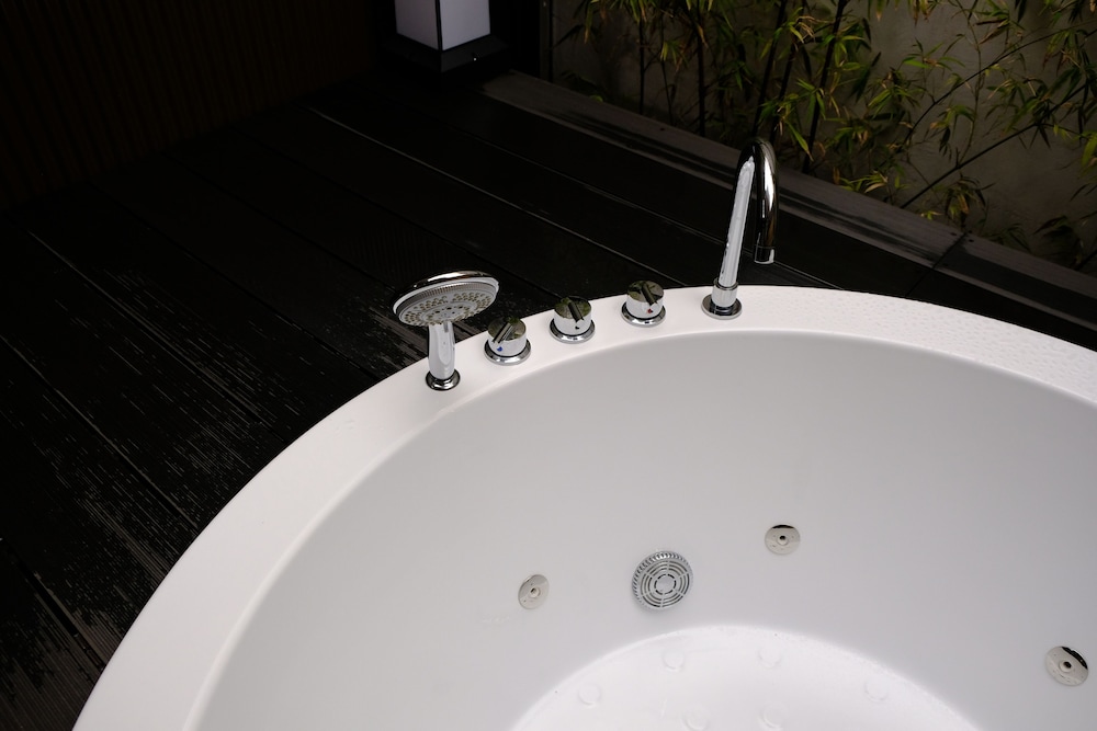 プレミアム ルーム スパ浴槽 (Shiki Suites | Kyoto Umekoji) 専用スパ浴槽2 | シキスイート 京都梅小路